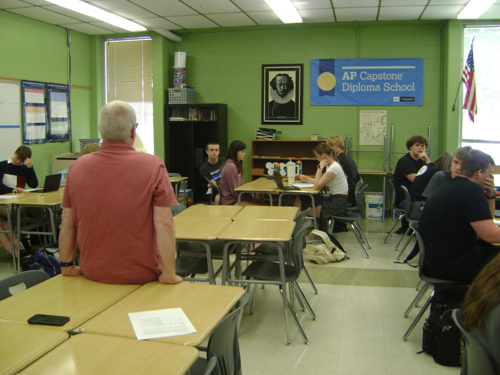 Jeffrey Nienaber teaching his fourth bell AP Seminar class 