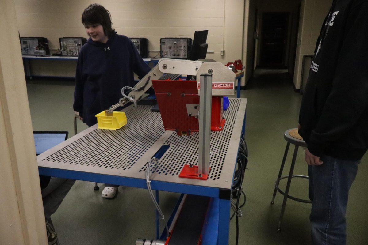 Students programmed this robot to put a block in a bend.